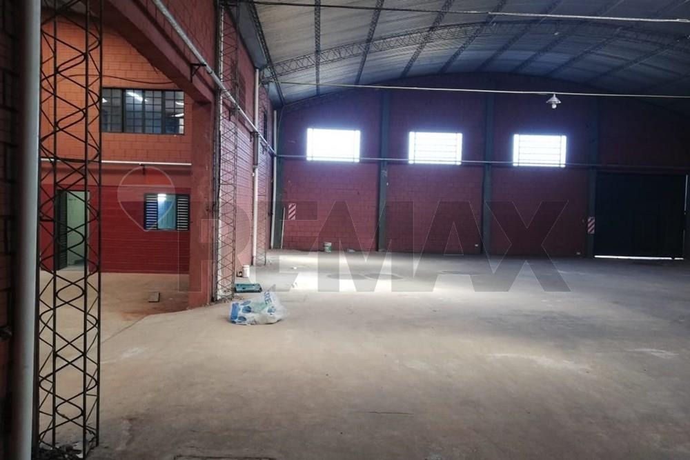 AMPLIO DEPÓSITO SOBRE AVELINO MARTINEZ - SAN LORENZO EN VENTA — foto 2