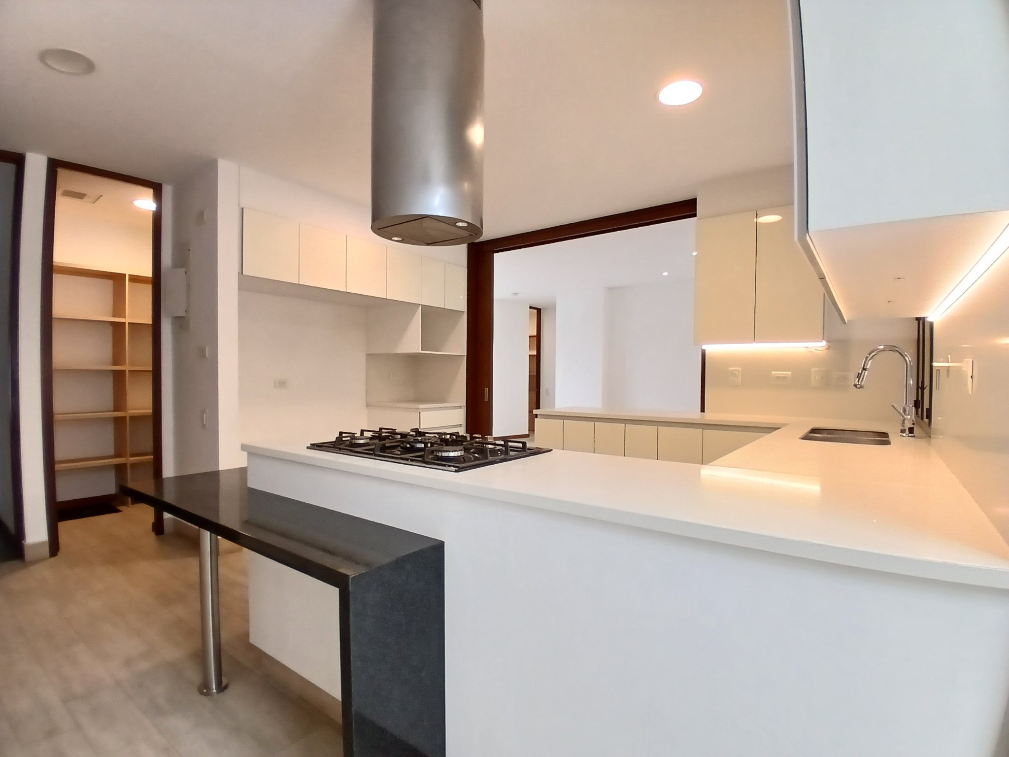 Apartamento en arriendo en El Poblado, Medellín · foto 4 de 19