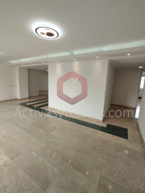 Apartamento de 3 alcobas en arriendo en Los Naranjos, Medellín, 150 m² · foto 3 de 19