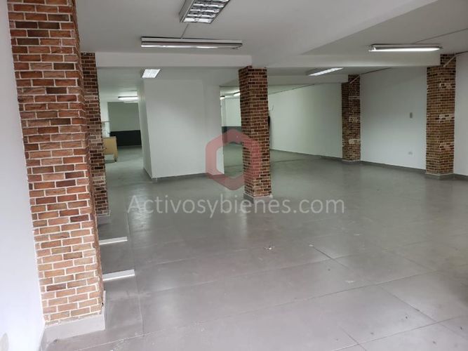 Local en arriendo en Cristo Rey, Medellín, 200 m² · foto 2 de 9