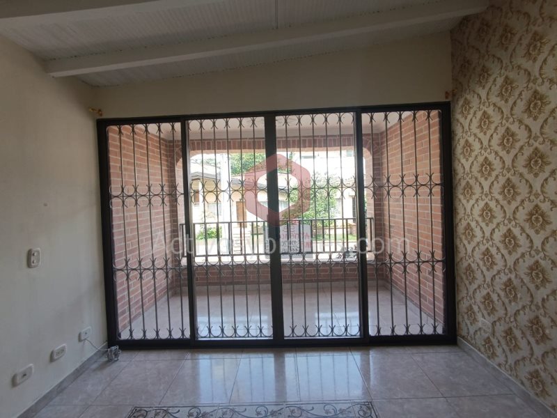 Casa en arriendo en La Castellana, Medellín · foto 2 de 15