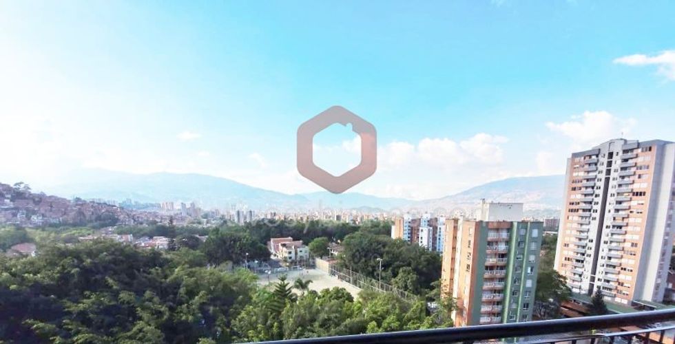 Apartamento de 3 alcobas en venta en Loma De Los Bernal, Medellín, 100 m² · foto 13 de 16