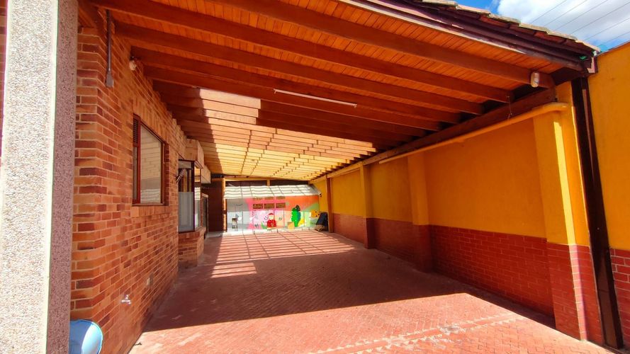 Casa de 4 alcobas en venta en San Jose De Bavaria, Bogotá, 550 m² · foto 3 de 19