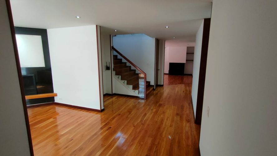 Casa de 4 alcobas en venta en San Jose De Bavaria, Bogotá, 550 m² · foto 5 de 19
