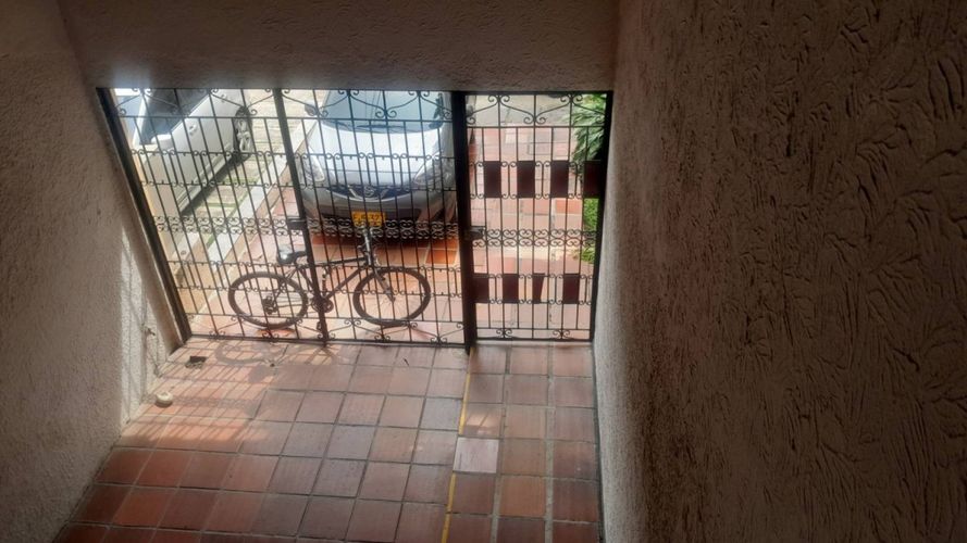 Apartamento de 6 alcobas en venta en La Flora, Cali, 308 m² · foto 2 de 24