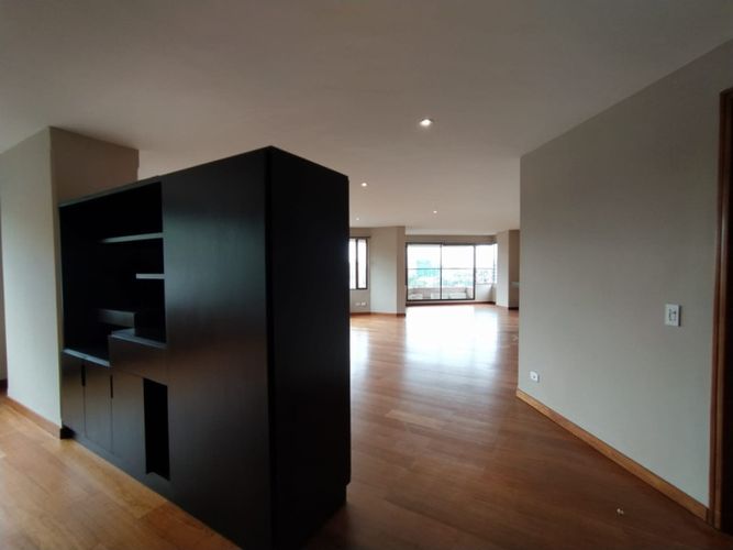 Apartamento de 3 alcobas en venta en Santa Barbara, Bogotá, 276 m² · foto 5 de 24