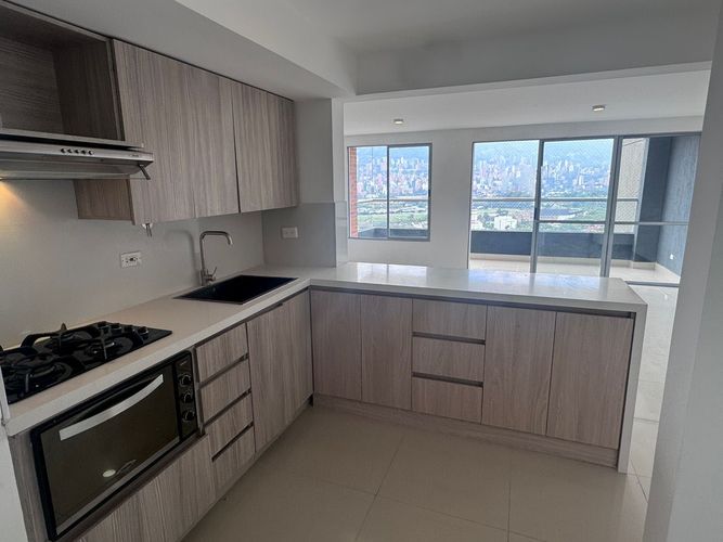 Apartamento de 3 alcobas en arriendo en Belén, Medellín, 103 m² · foto 4 de 13
