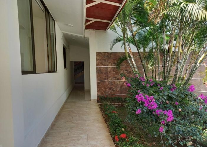 Casa de 20 alcobas en venta en Ciudad Jardin, Cali, 1610 m² · foto 18 de 22