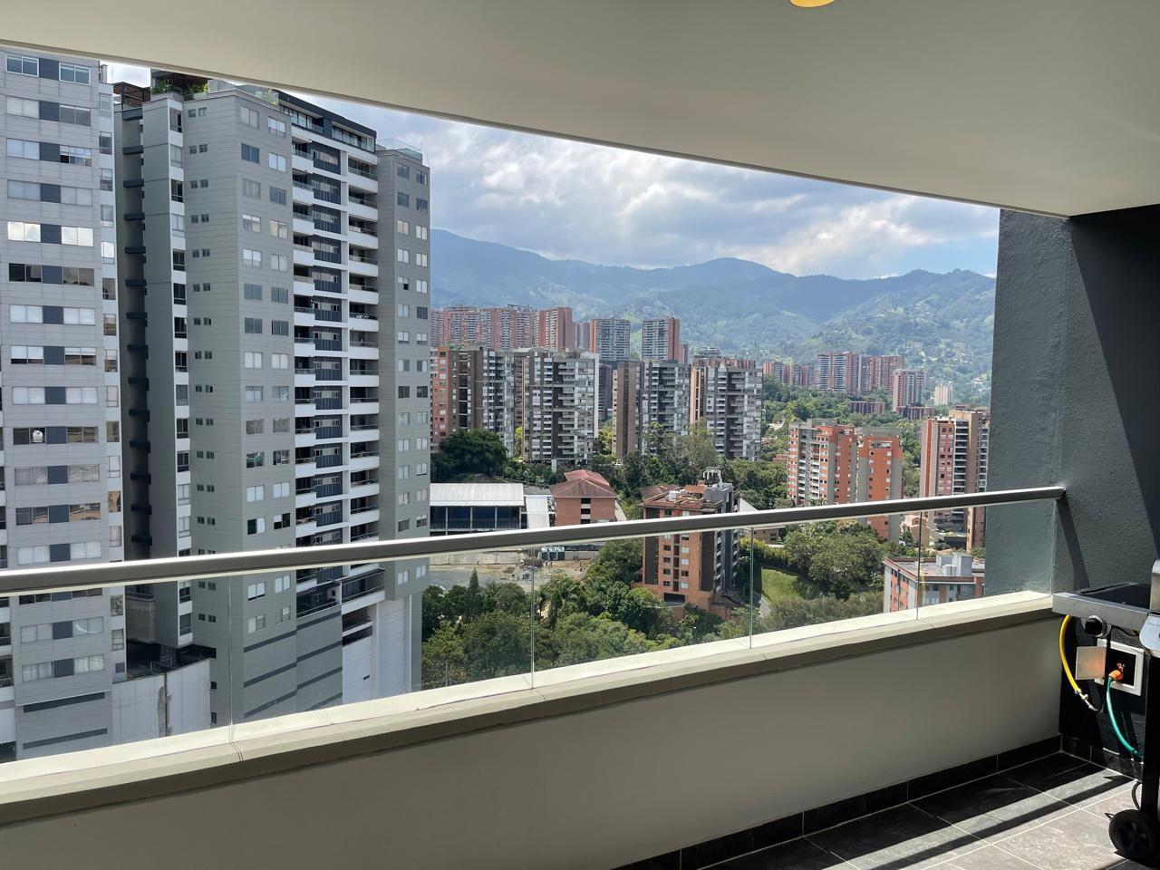 Apartamento en venta en Loma Del Chocho, Envigado · foto 2 de 15
