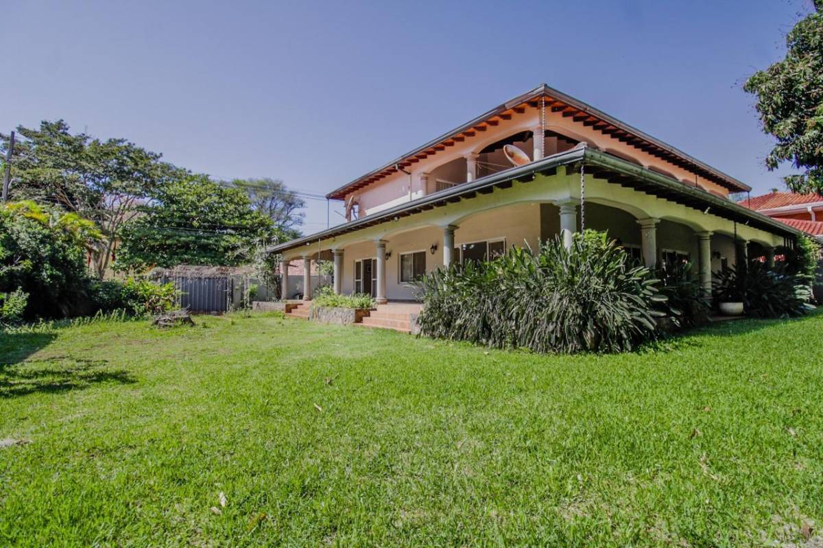 VENDO LUJOSA Y AMPLIA RESIDENCIA EN EL B° MARISCAL ESTIGARRIBIA — foto 2