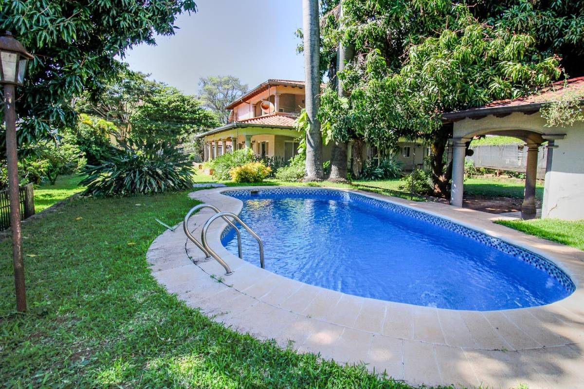VENDO LUJOSA Y AMPLIA RESIDENCIA EN EL B° MARISCAL ESTIGARRIBIA — foto 3