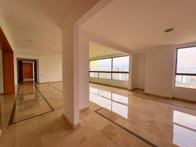 Apartamento de 3 alcobas en arriendo en El Poblado, Medellín, 226 m² · foto 2 de 15