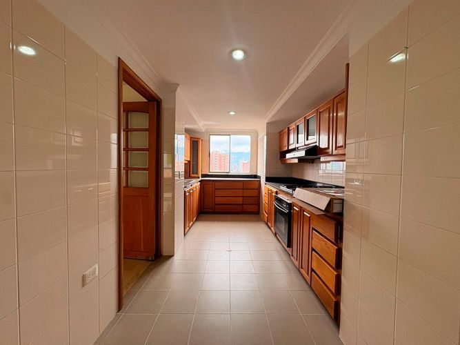 Apartamento de 3 alcobas en arriendo en El Poblado, Medellín, 226 m² · foto 5 de 15