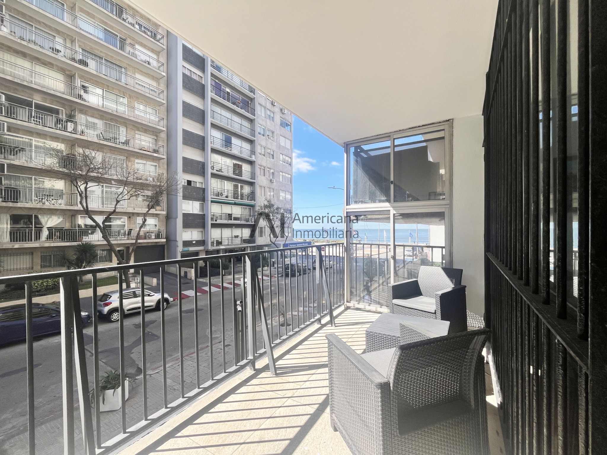 VENTA APARTAMENTO | POCITOS | 4 DORMITORIOS | 2 BAÑOS | GARAJE FIJO. - - Aanzicht 2