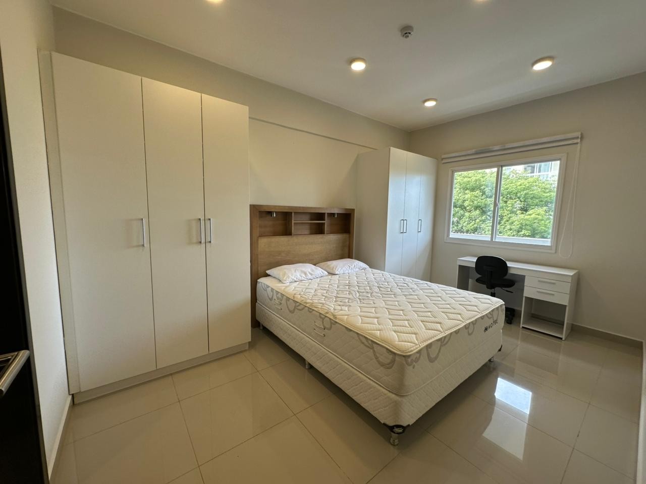ALQUILER DE AMPLIO DEPARTAMENTO AMOBLADO EN BARRIO VILLAMORRA — foto 3