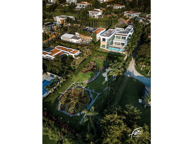 Casa de 7 alcobas en venta en Los Balsos, Medellín, 950 m² · foto 2 de 24