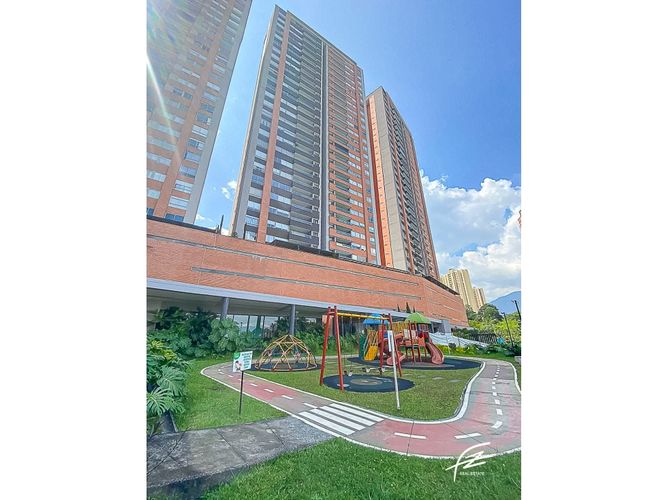 Apartamento de 2 alcobas en venta en San Juan Bautista, Itagüí, 75 m² · foto 10 de 12