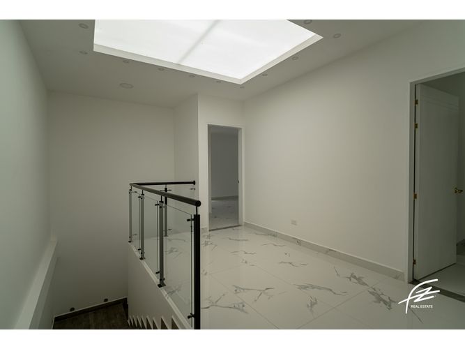 Casa de 3 alcobas en venta en Llano Grande, Rionegro, 320 m² · foto 2 de 24