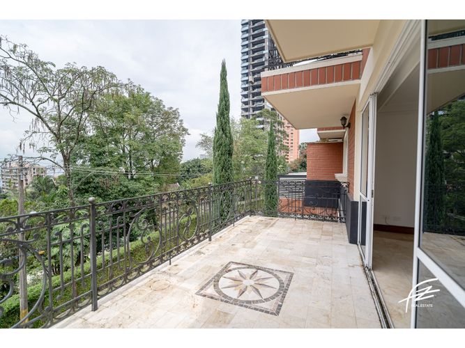 Casa de 5 alcobas en venta en San Lucas, Medellín, 504 m² · foto 2 de 24