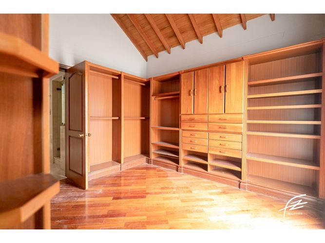 Casa de 5 alcobas en venta en San Lucas, Medellín, 504 m² · foto 19 de 24