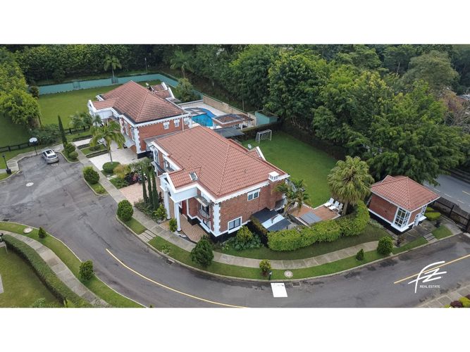 Casa de 6 alcobas en venta en El Poblado, Medellín, 456 m² · foto 3 de 24
