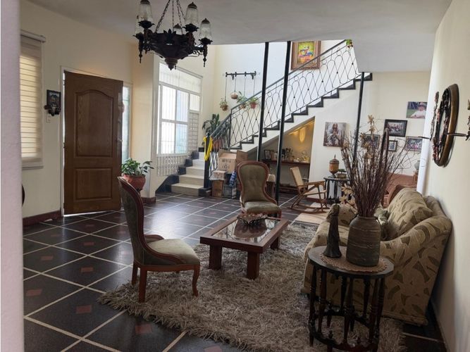 Casa de 4 alcobas en arriendo en Laureles, Medellín, 365 m² · foto 2 de 24