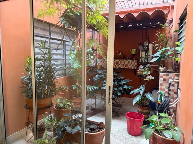 Casa de 4 alcobas en arriendo en Laureles, Medellín, 365 m² · foto 3 de 24