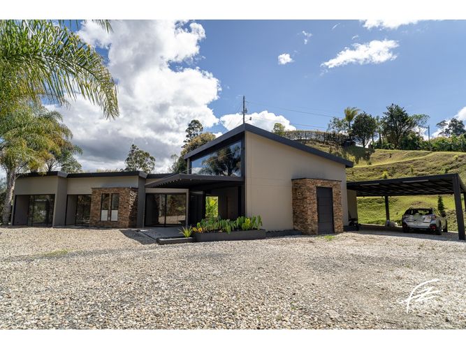 Casa de 3 alcobas en venta en Rionegro, 230 m² · foto 1 de 24