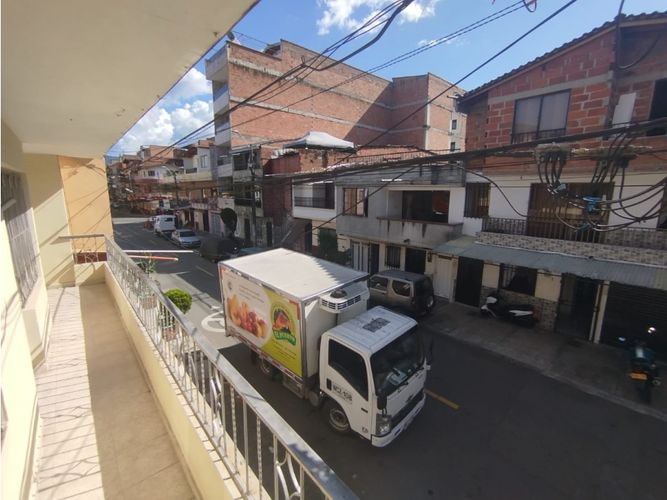 Casa de 8 alcobas en venta en San Fernando, Medellín, 282 m² · foto 2 de 24