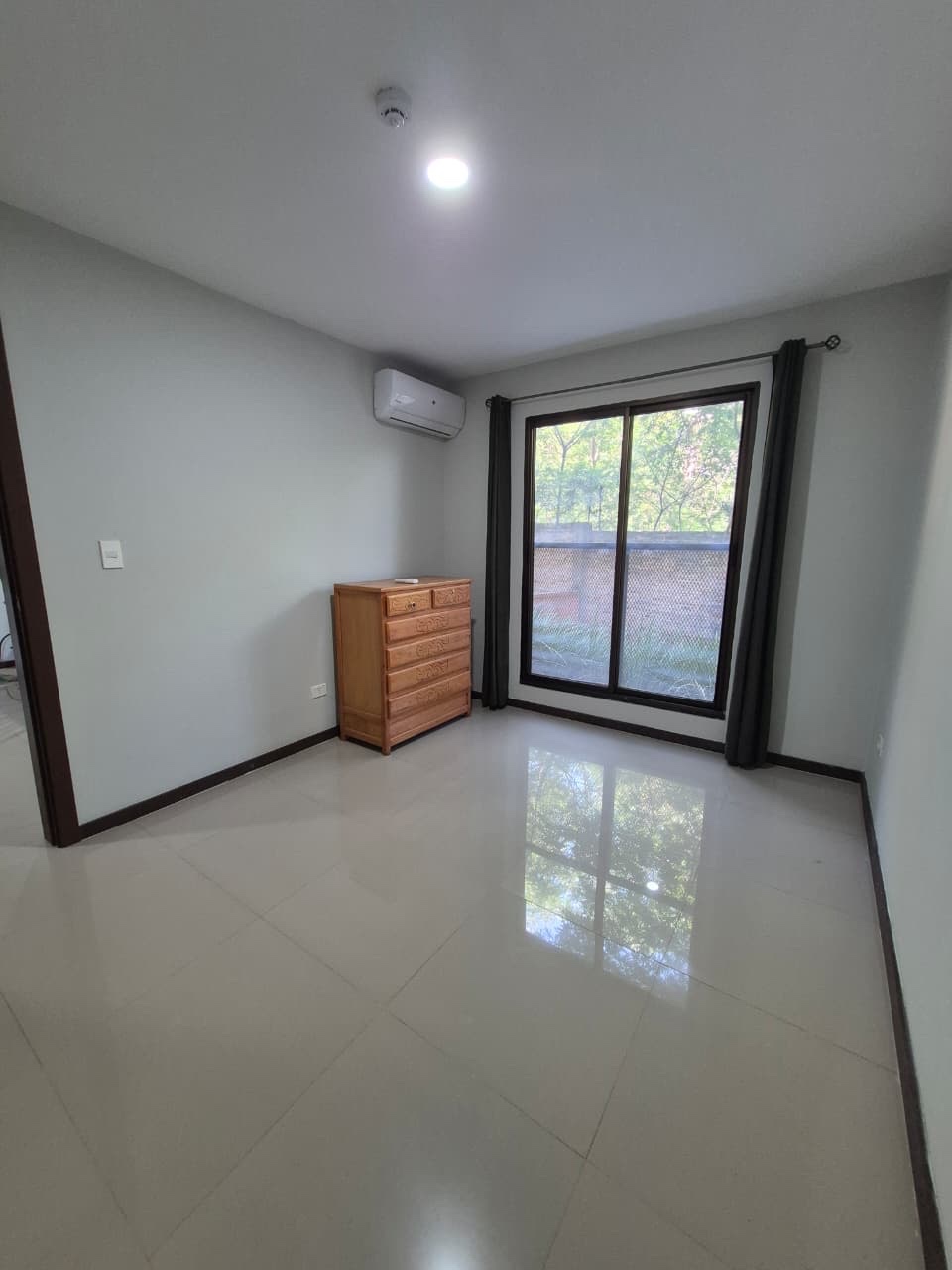 ALQUILO DEPARTAMENTO DE 2 HABITACIONES + 2 BAÑOS EN YKUA KARANDAY LUQUE — foto 2