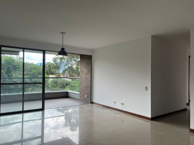 Apartamento de 3 alcobas en arriendo en El Poblado, Medellín, 136 m² · foto 2 de 18