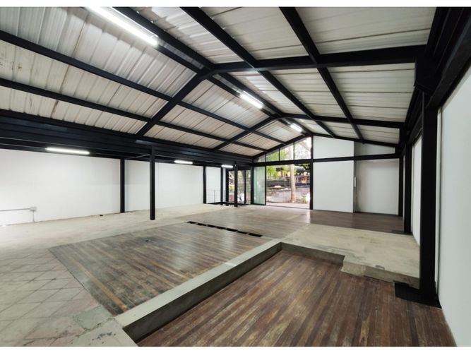 Local en arriendo en Laureles, Medellín, 427 m² · foto 2 de 22