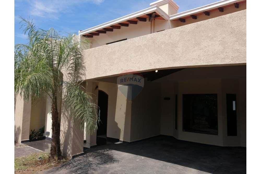 VENDO LUJOSA RESIDENCIA EN EL B° SALVADOR DEL MUNDO — foto 2