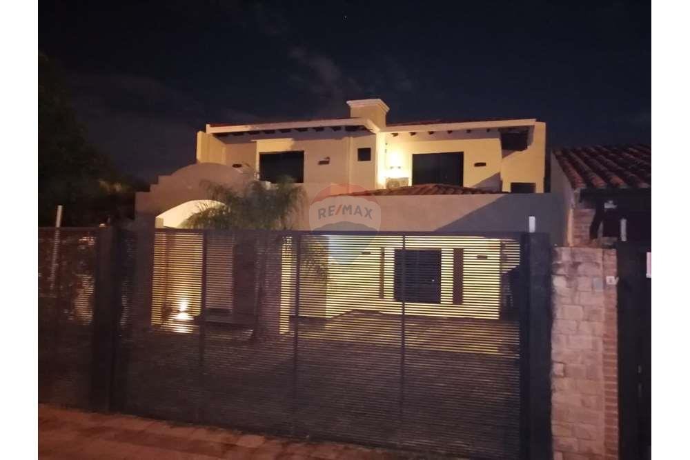 VENDO LUJOSA RESIDENCIA EN EL B° SALVADOR DEL MUNDO — foto 3