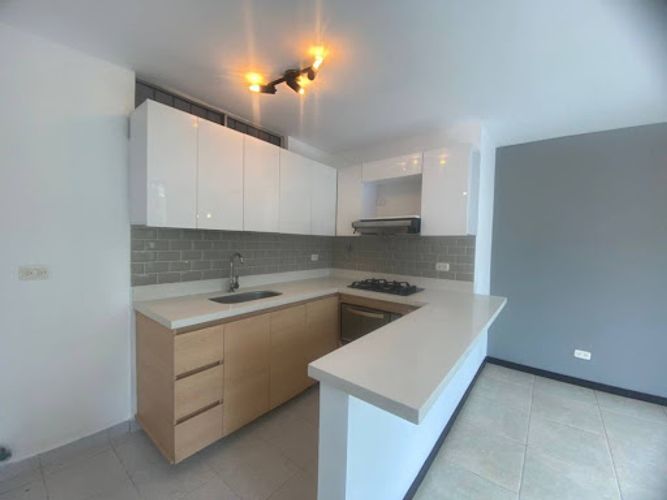 Apartamento de 3 alcobas en arriendo en Castropol, Medellín, 74 m² · foto 2 de 24
