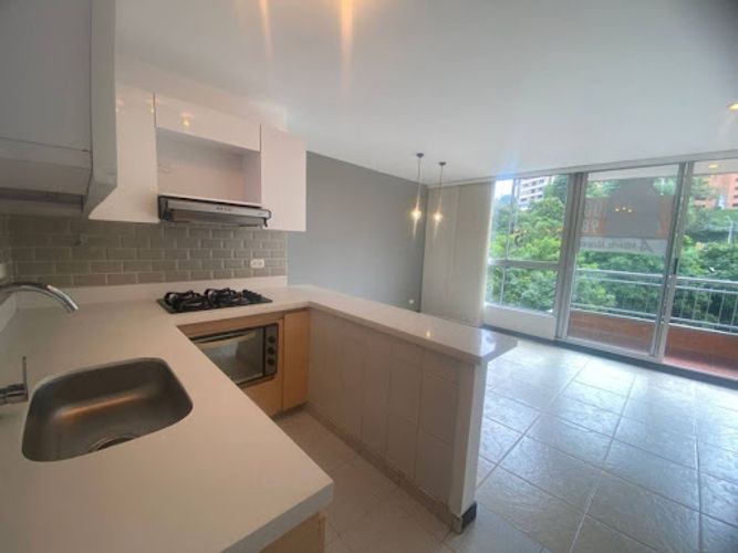 Apartamento de 3 alcobas en arriendo en Castropol, Medellín, 74 m² · foto 3 de 24