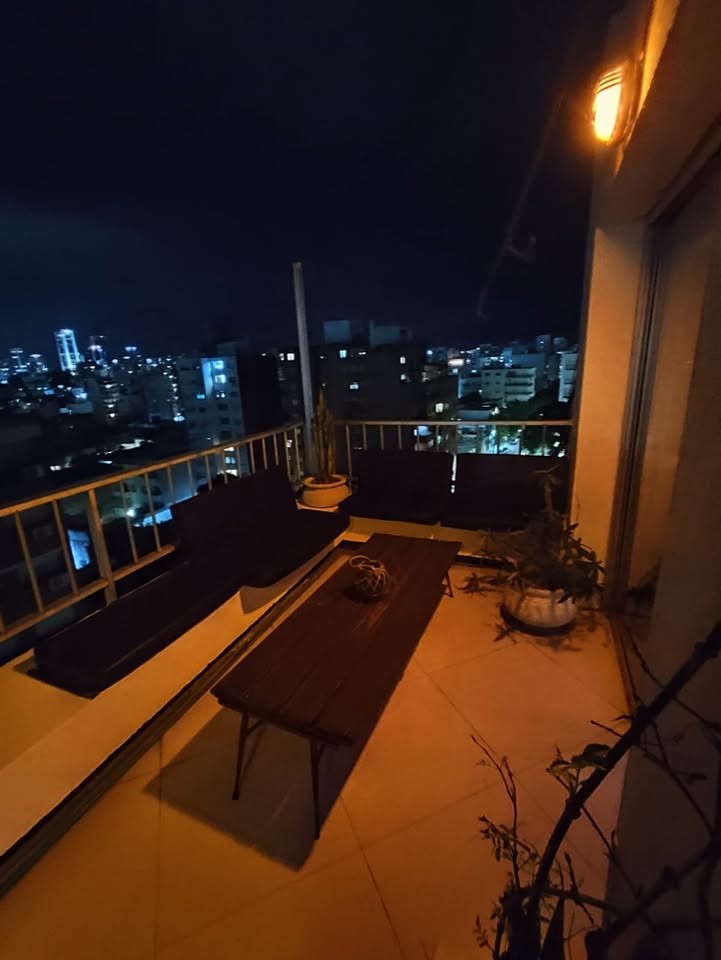ALQUILER EN POCITOS. PENTHOUSE MONO AMBIENTE CON AMPLIA TERRAZA,PISO ALTO, PORTERIA