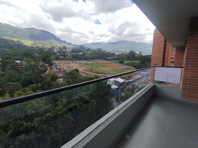 Apartamento de 3 alcobas en arriendo en Loma Del Escobero, Envigado, 101 m² · foto 5 de 17