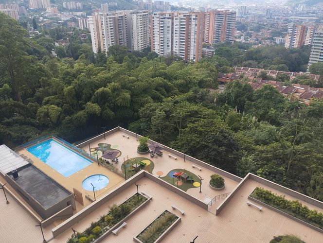 Apartamento de 3 alcobas en arriendo en Loma Del Escobero, Envigado, 135 m² · foto 18 de 19