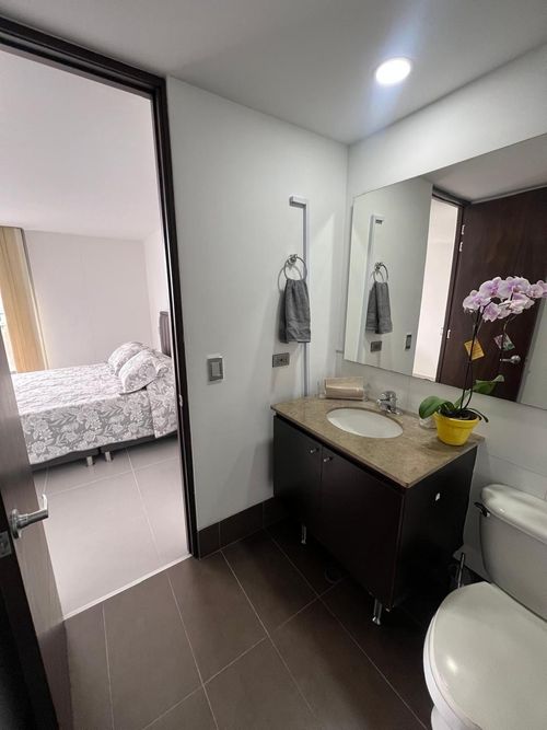 Apartamento de 2 alcobas en arriendo en Oviedo, Medellín, 85 m² · foto 3 de 8