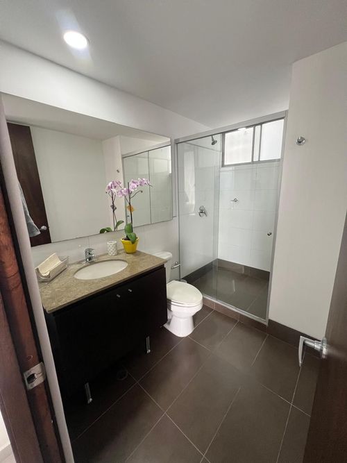 Apartamento de 2 alcobas en arriendo en Oviedo, Medellín, 85 m² · foto 2 de 8