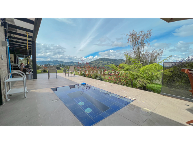 Casa de 5 alcobas en venta en Guamito, La Ceja, 484 m² · foto 2 de 21
