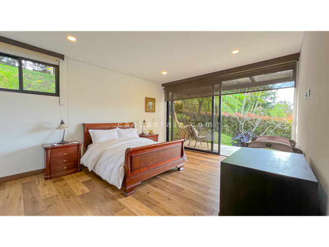 Casa de 5 alcobas en venta en Guamito, La Ceja, 484 m² · foto 12 de 21