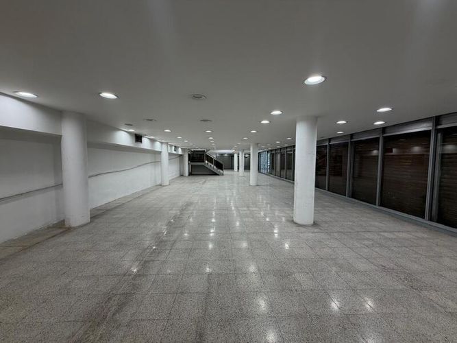 Local en venta en La Castellana, Medellín, 926 m² · foto 2 de 10