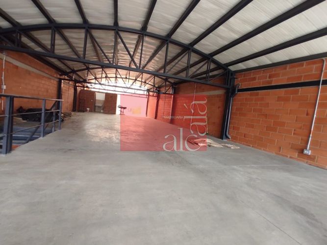 Bodega en arriendo en Camino Verde, Envigado, 1200 m² · foto 2 de 14