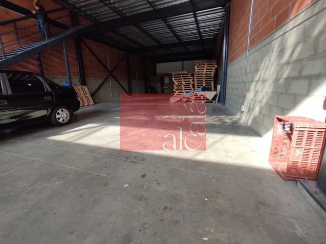 Bodega en arriendo en Camino Verde, Envigado, 1200 m² · foto 3 de 14