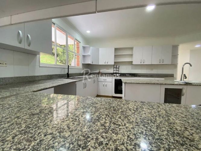 Casa de 4 alcobas en venta en La Calera, Medellín, 450 m² · foto 8 de 24