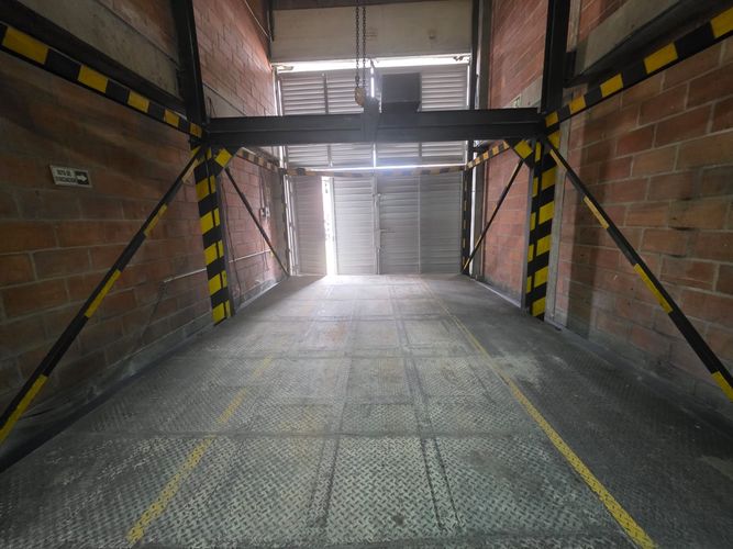 Bodega en arriendo en Campo Amor, Medellín, 700 m² · foto 2 de 8