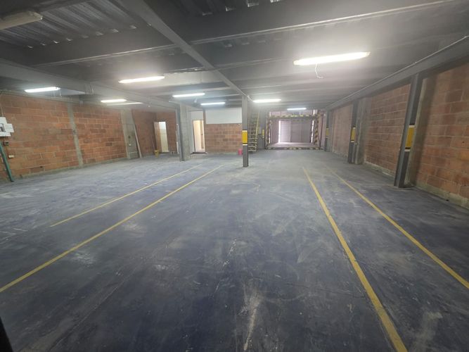 Bodega en arriendo en Campo Amor, Medellín, 700 m² · foto 3 de 8