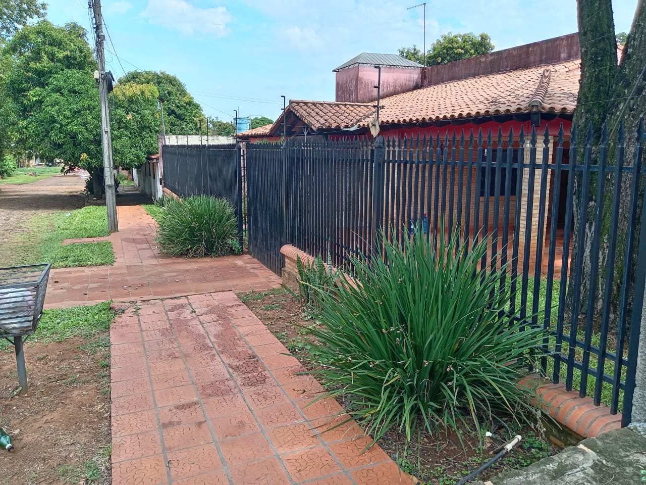 CASA CON AMPLIO PATIO EN LURELTY - LUQUE EN VENTA (2 TERRENOS JUNTOS, TOTAL 871 m2) — foto 2